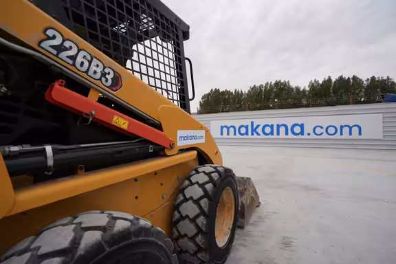 Skid steer powertrain types: hydrostatic vs. mechanical